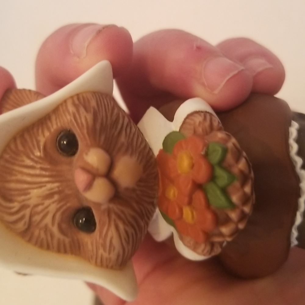 Vintage Hallmark Thanksgiving Pilgrim Chipmunk Salt & Pepper Set - Picture 6 of 8